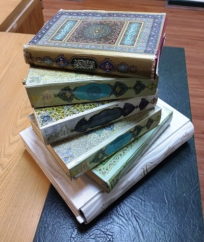 اهداء کتاب در روز "کتاب و کتابخوانی " به کتابخانه تخصصی موزه ملی قرآن کریم 